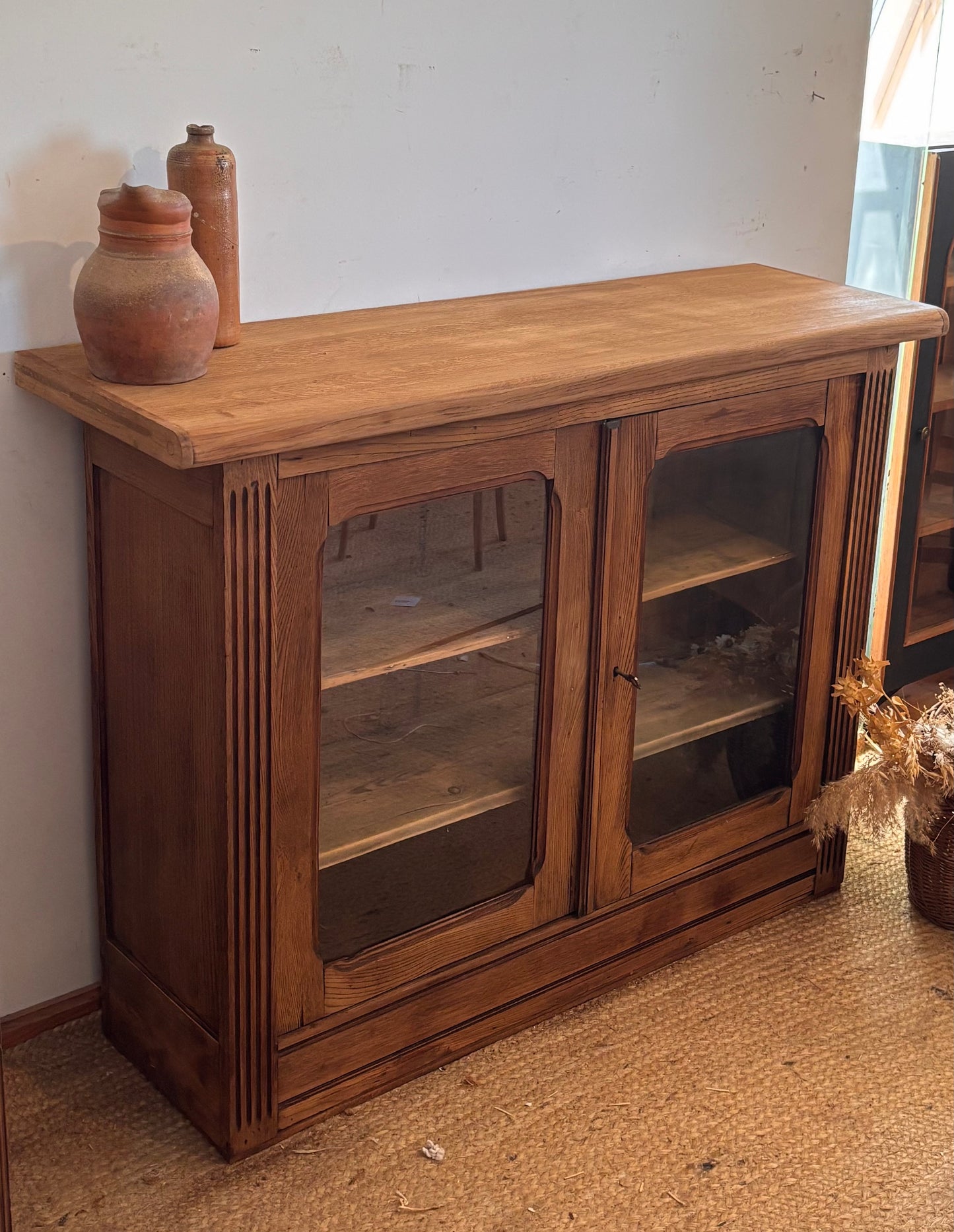 Buffet parisien vitré ancien en chêne brut