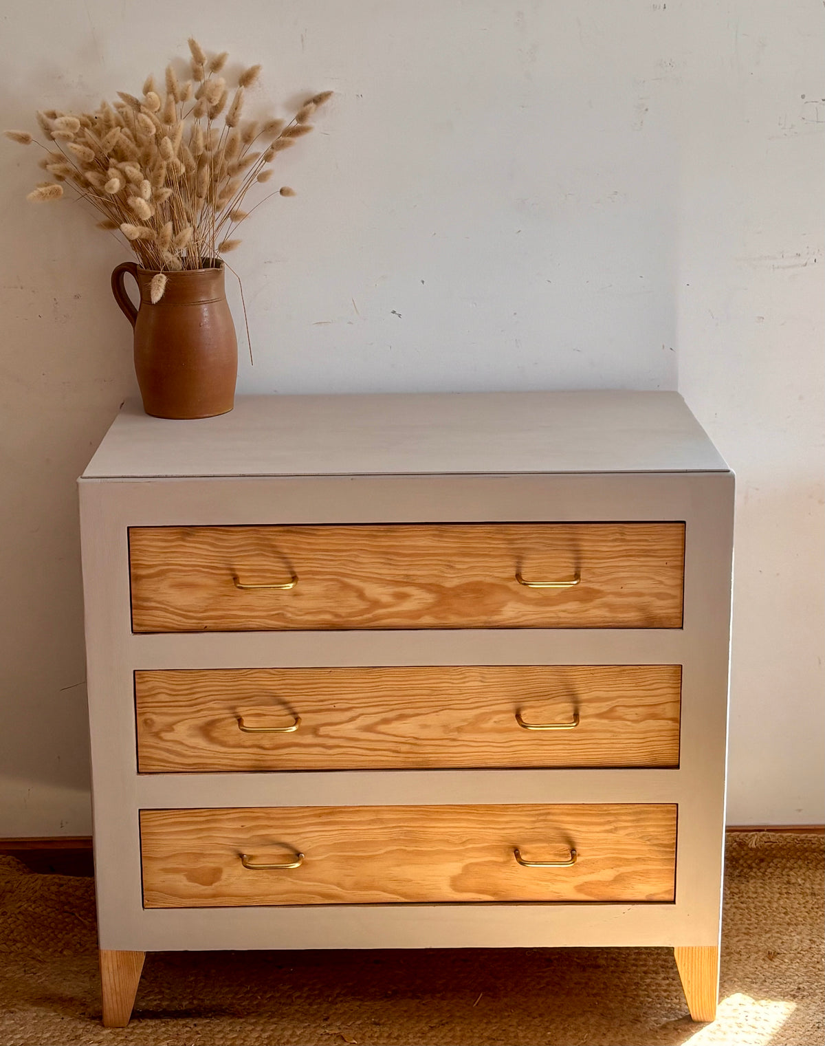 Commode vintage ancienne rénovée en bois brut et patine lin