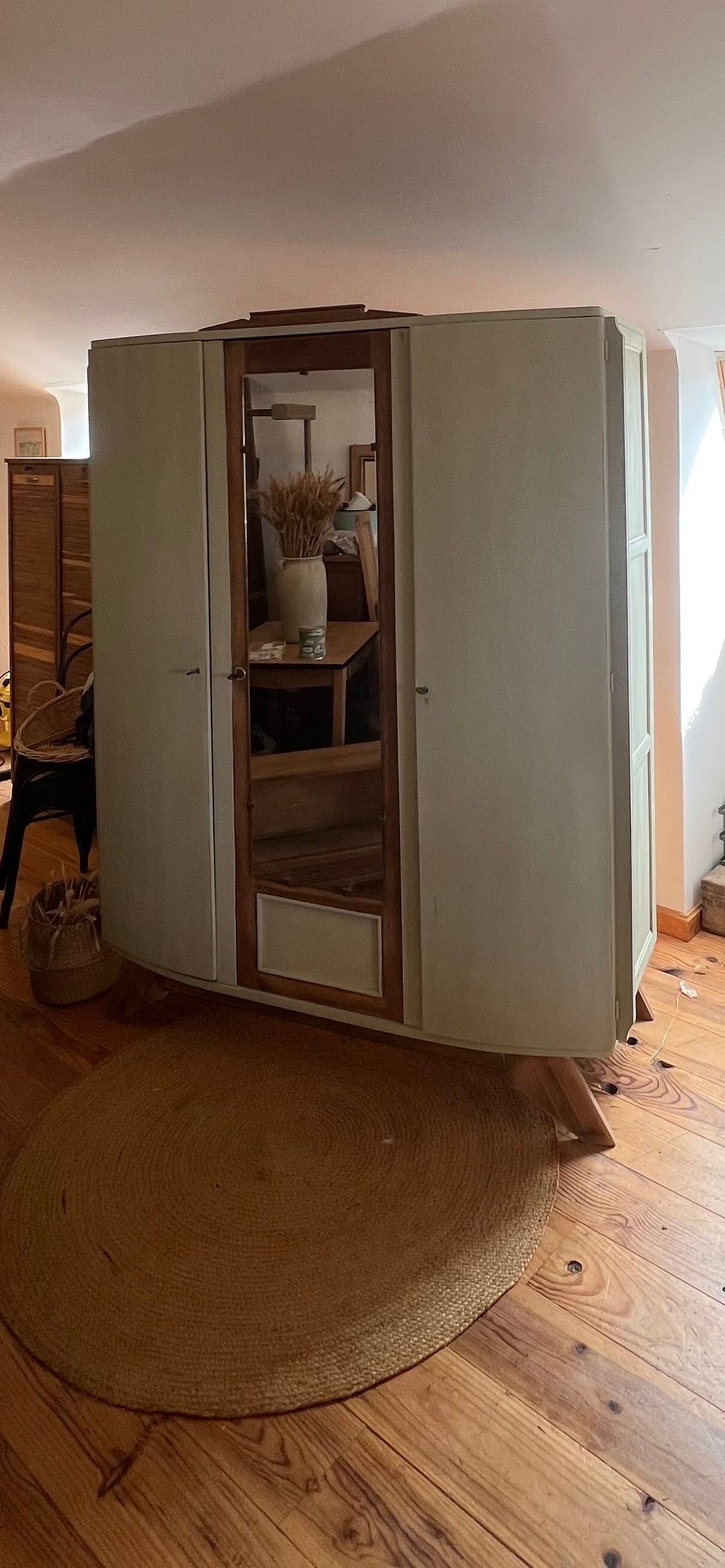 Armoire ancienne vintage en chêne massif brut et patiné vert amande