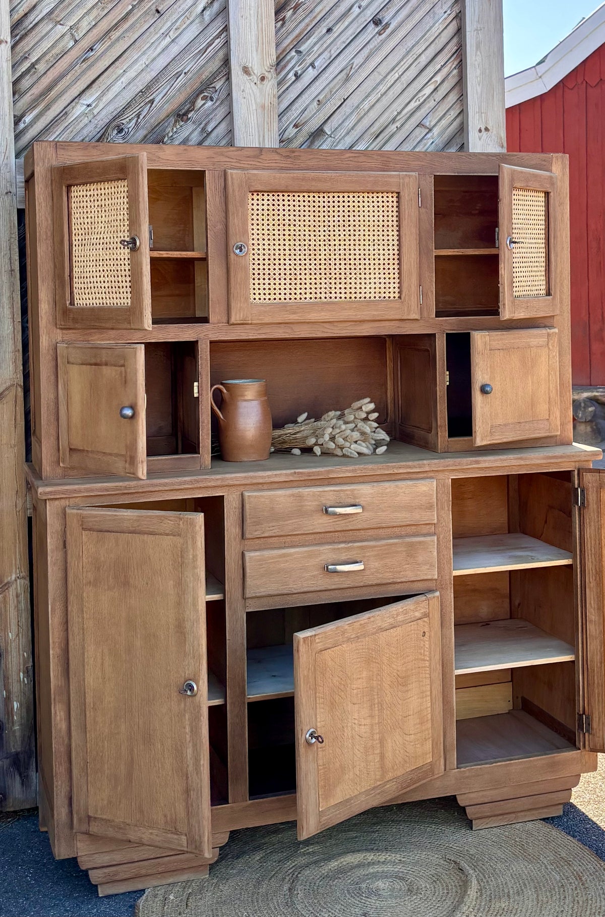Grand buffet 2 corps ancien / vaisselier en chêne brut et cannage