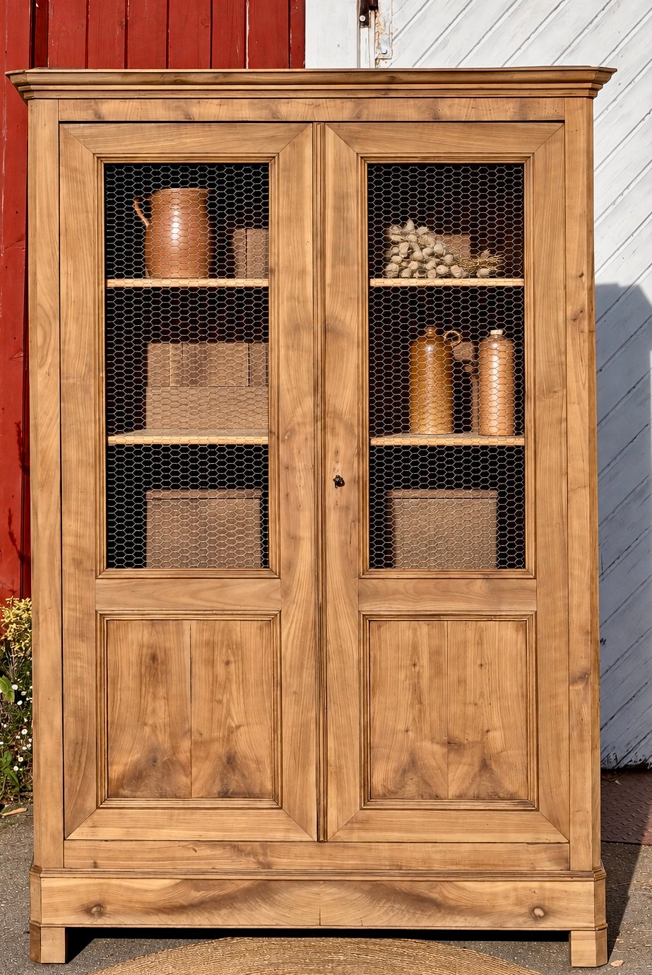 Armoire étroite ancienne : vaisselier bibliothèque en bois massif brut