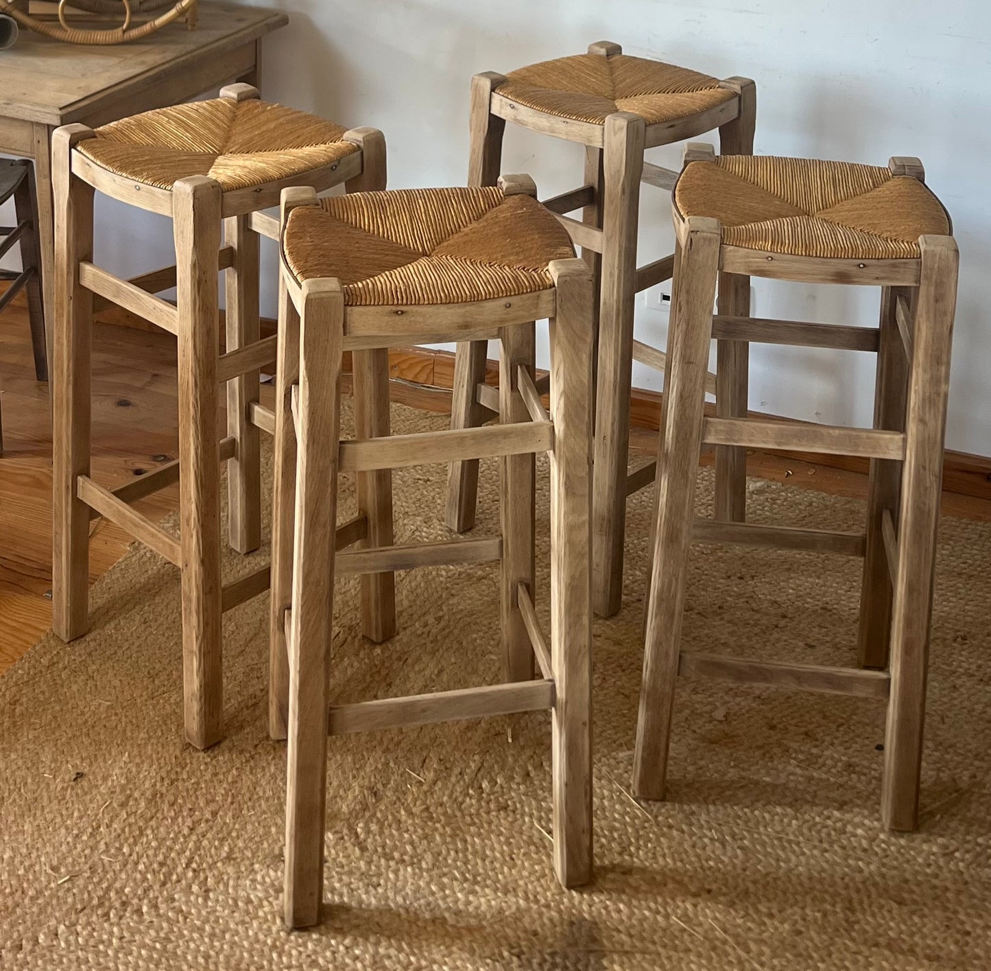 4 tabourets de bar anciens en chêne massif brut et assise paillée - vendu par lot de 2 ou 4