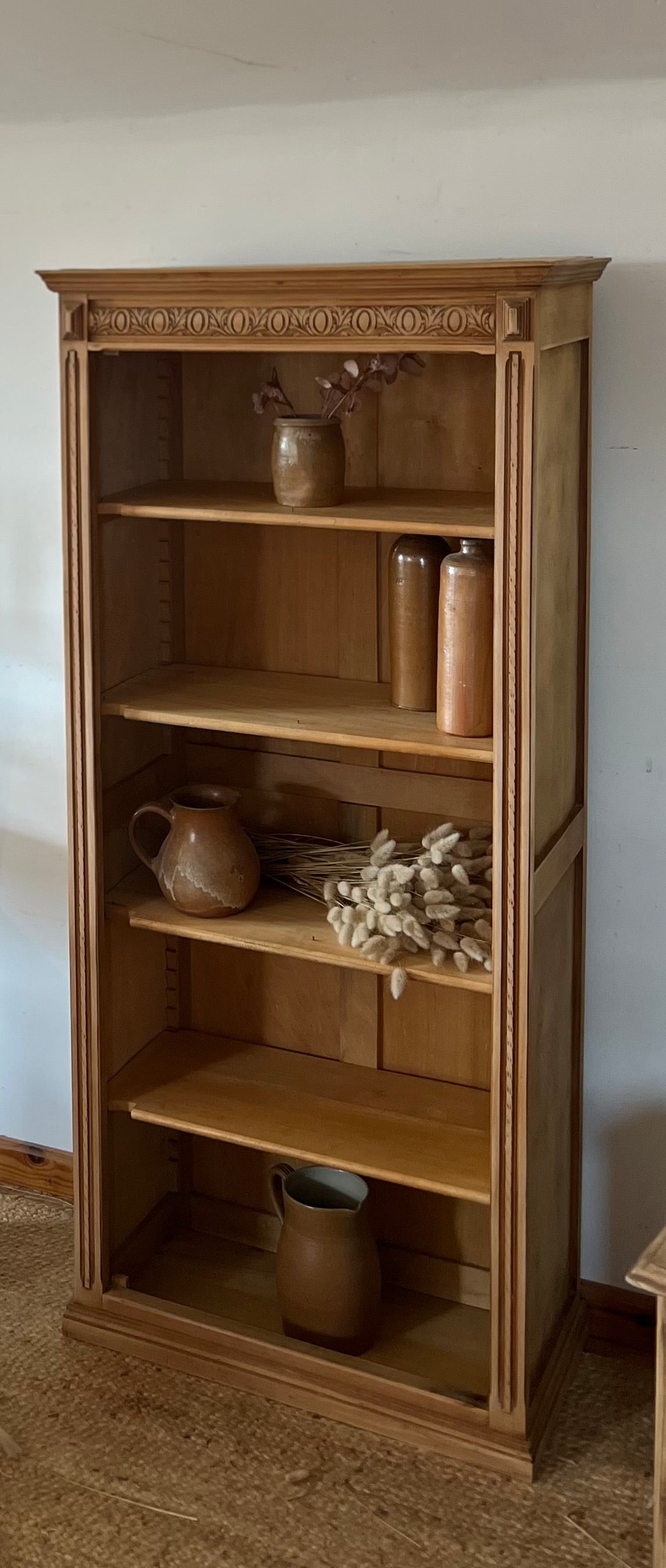 Petite bibliothèque parisienne ancienne en bois brut