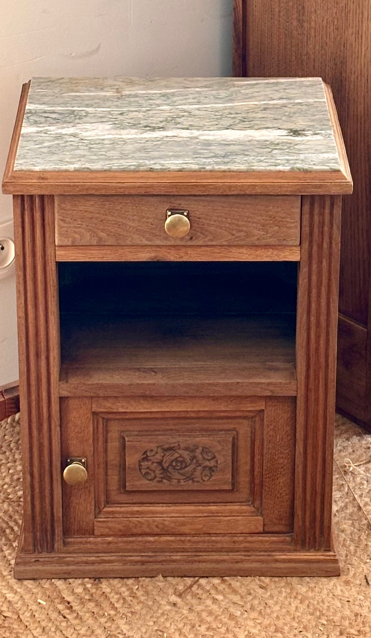 Table de nuit / chevet ancien en chêne massif brut et plateau en marbre
