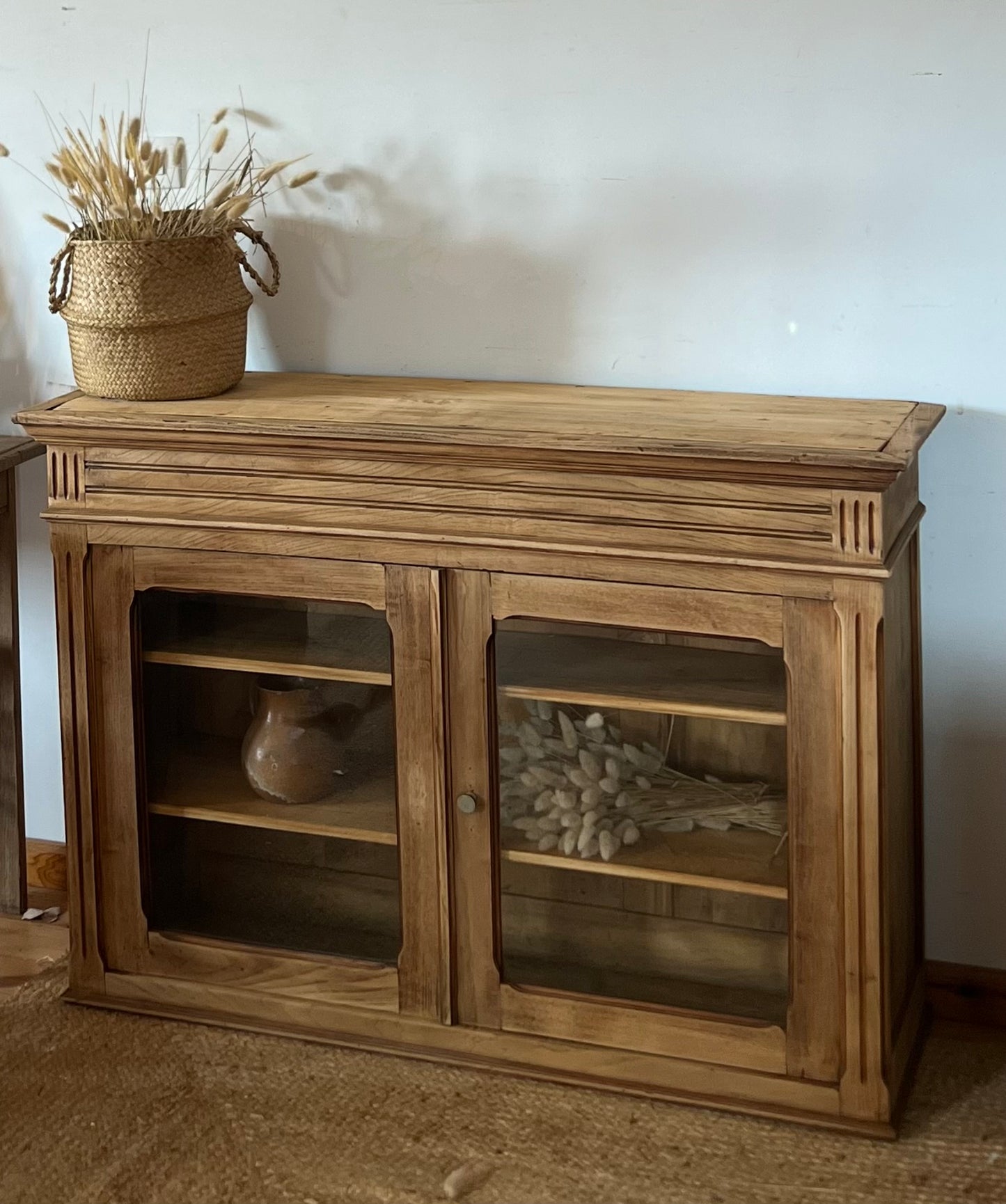 Buffet parisien vitré ancien  en bois massif brut : vaisselier , bibliothèque, meuble d’entrée …