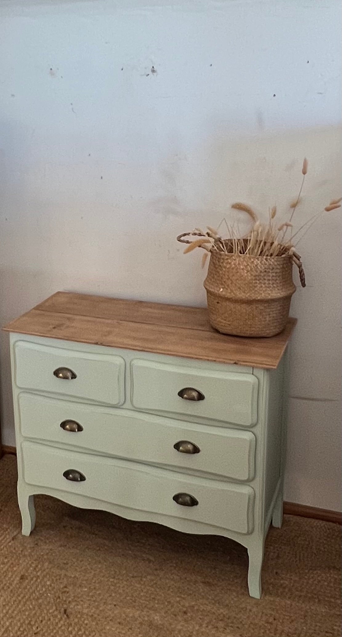 Commode ancienne en chêne massif brut et patiné vert amande