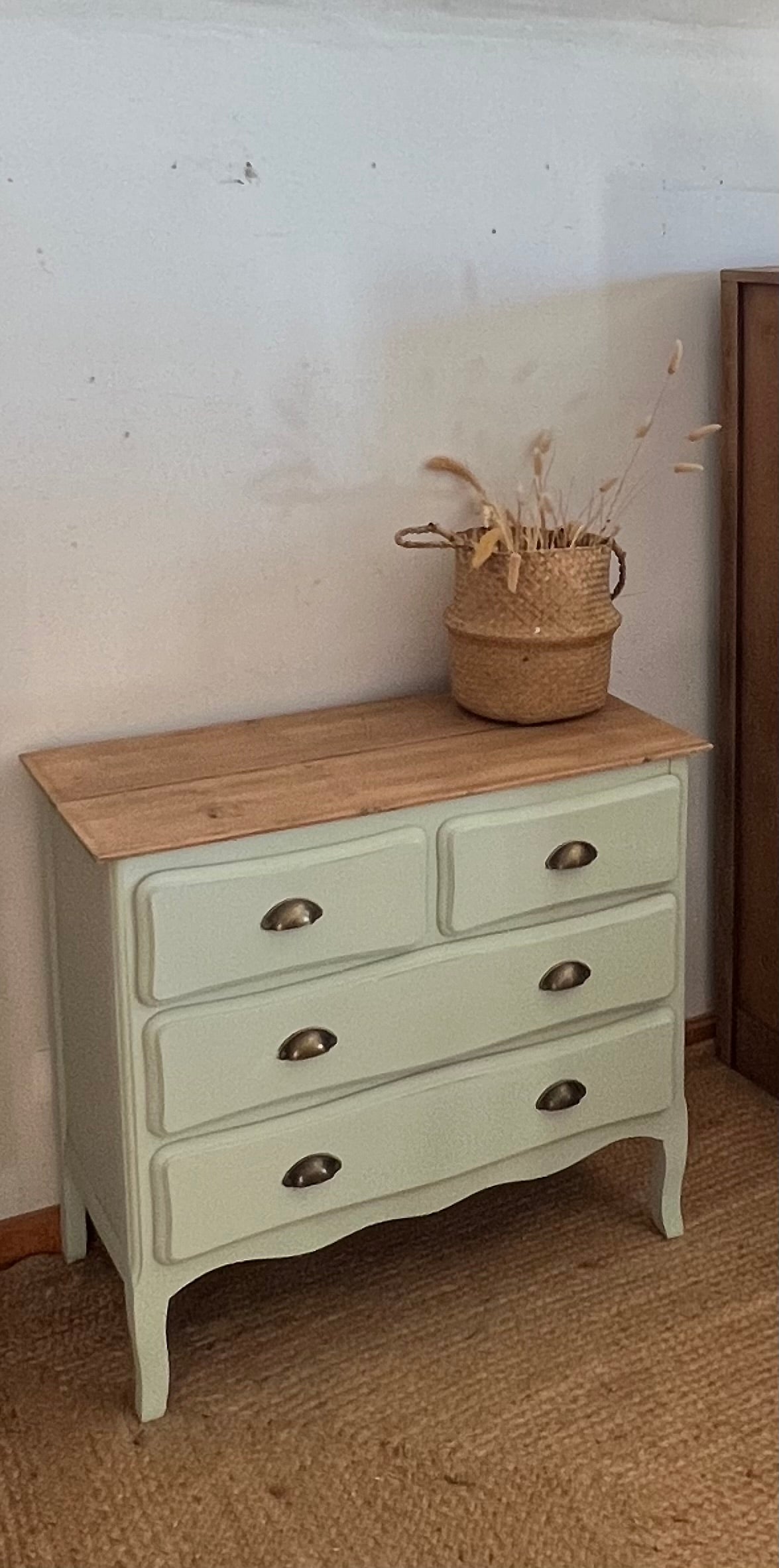 Commode ancienne en chêne massif brut et patiné vert amande