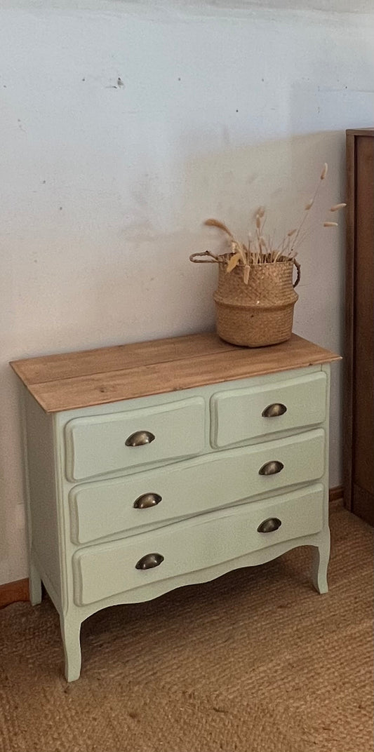 Commode ancienne en chêne massif brut et patiné vert amande