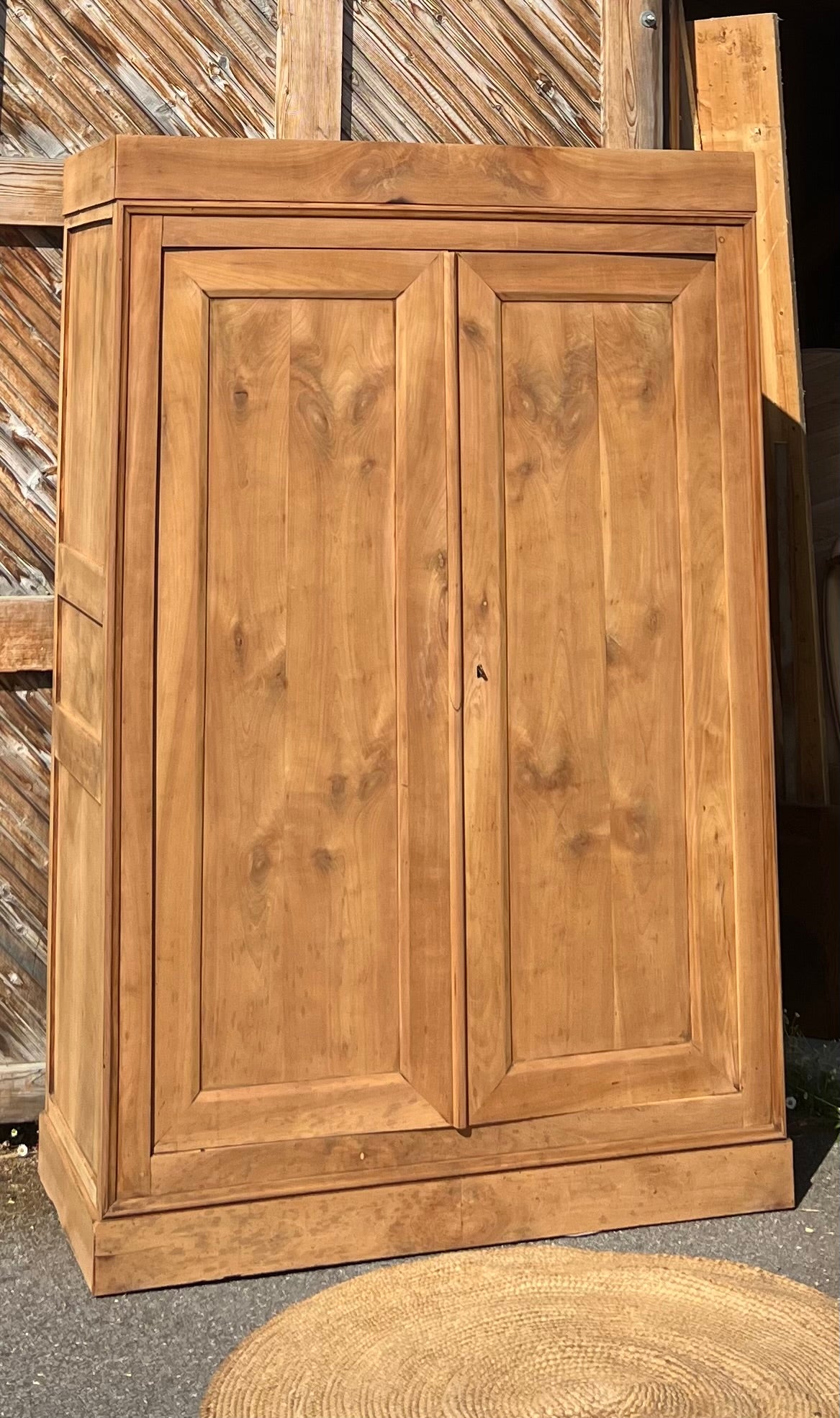 Grande armoire ancienne en bois massif brut : penderie