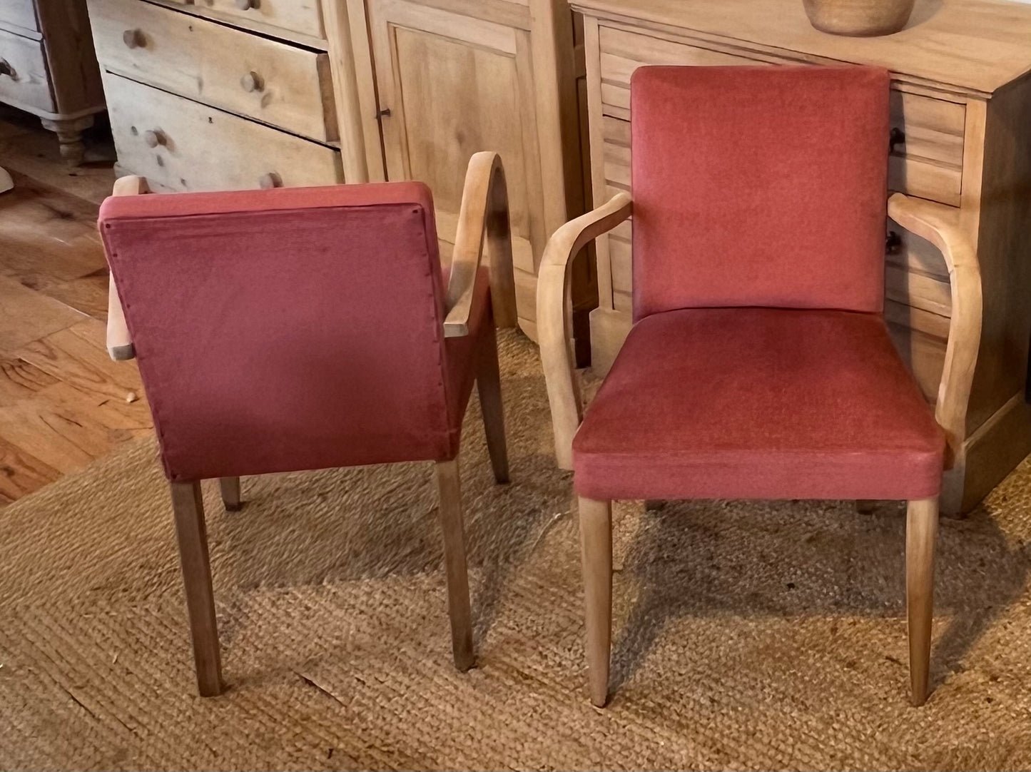 Paire de fauteuils bridge vintage en bois massif brut et vieux rose - années 50