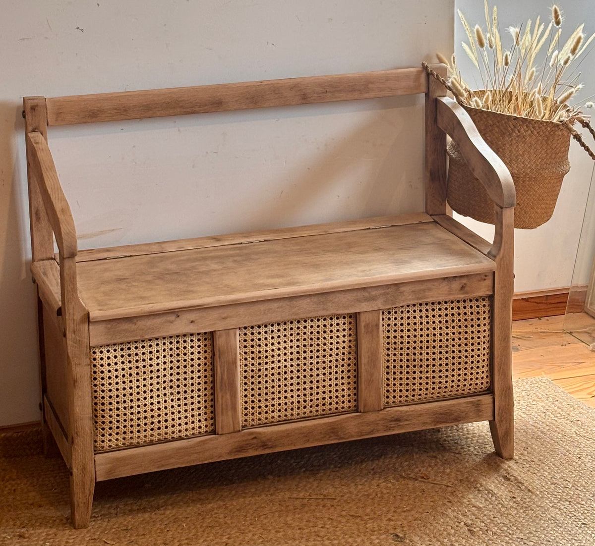Banc coffre ancien en chêne brut et cannage