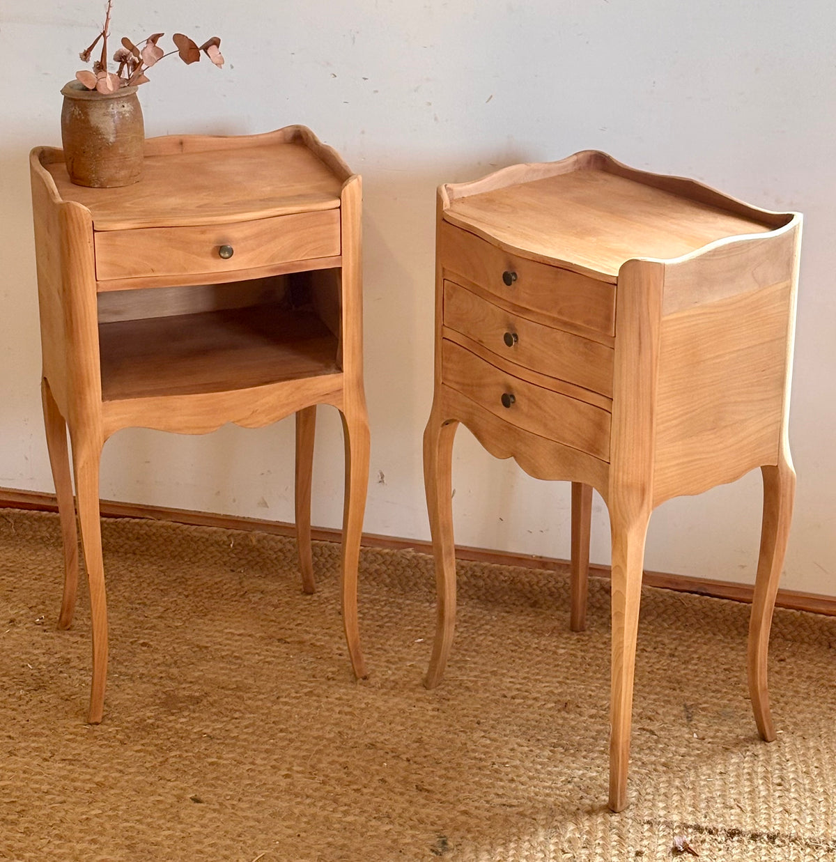 Paire de chevets anciens / tables de nuit en bois brut