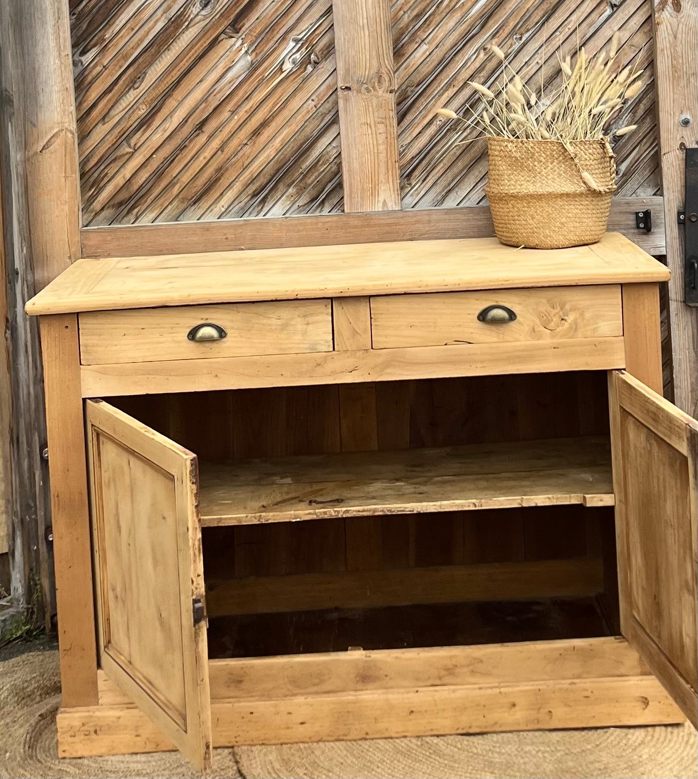 Buffet ancien en bois massif brut 2 tiroirs