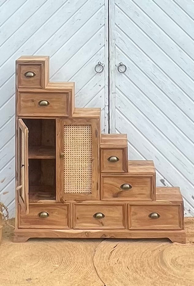 Meuble escalier rénové en bois massif brut et cannage