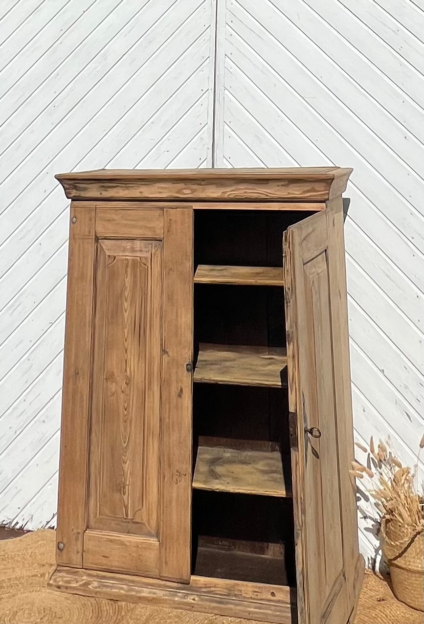 Petite armoire ancienne esprit campagne chic en bois massif brut