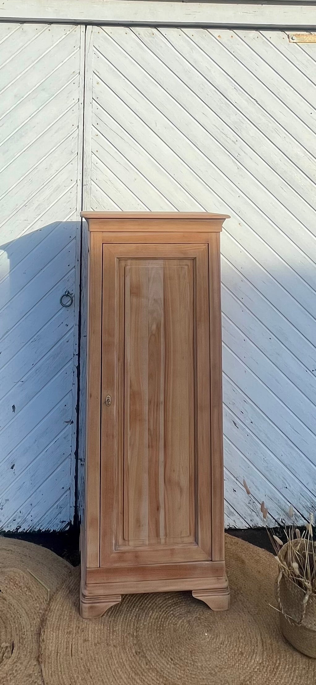 Armoire bonnetière ancienne format parisienne en bois massif brut