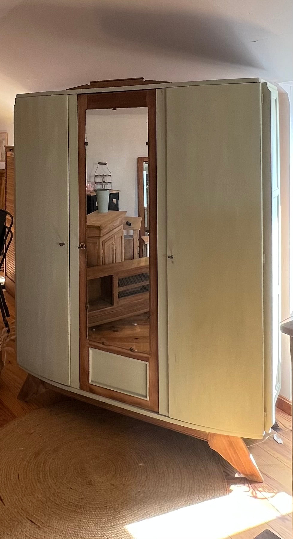 Armoire ancienne vintage en chêne massif brut et patiné vert amande