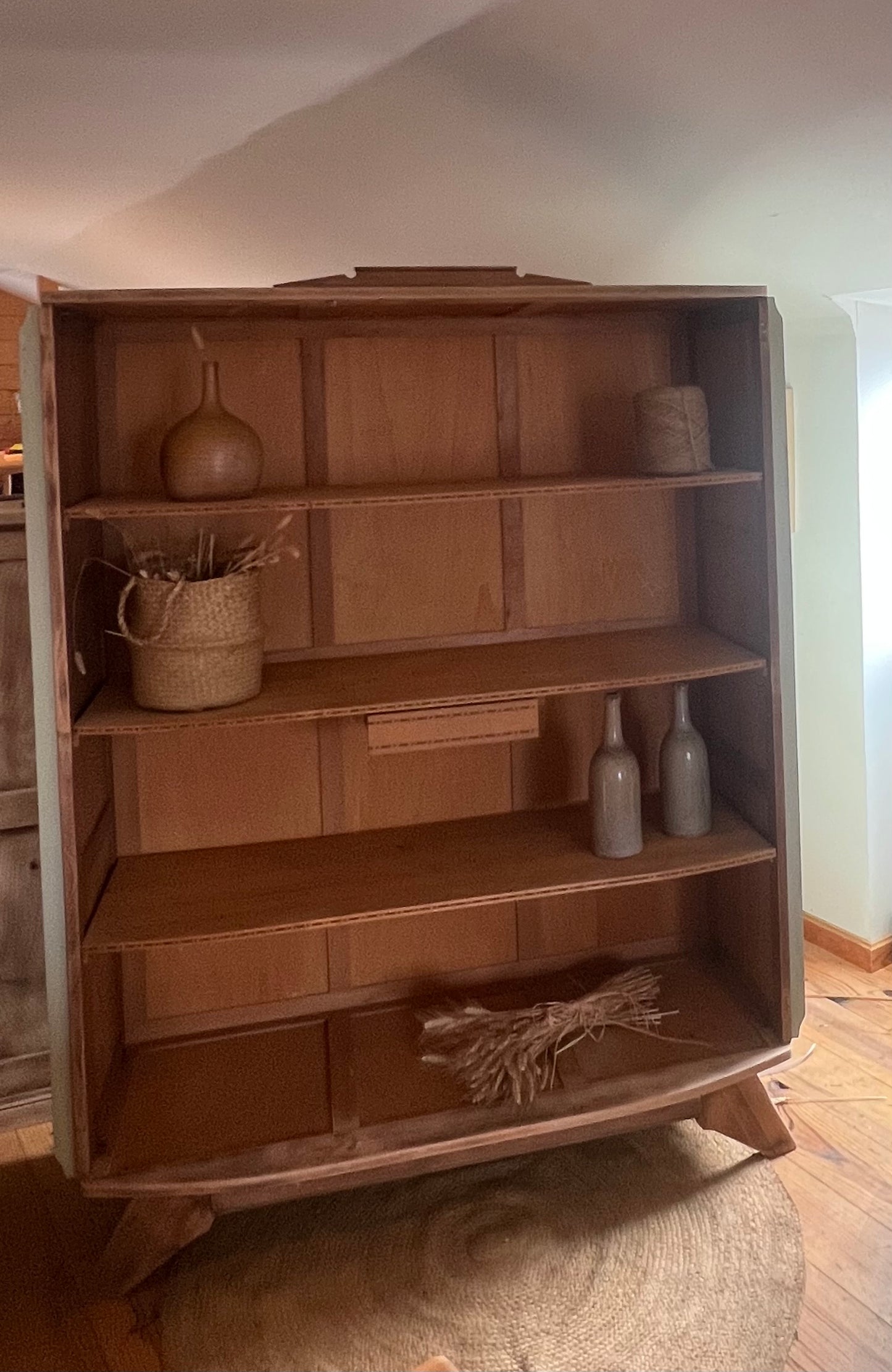 Grande bibliothèque vintage en bois brut et vert amande