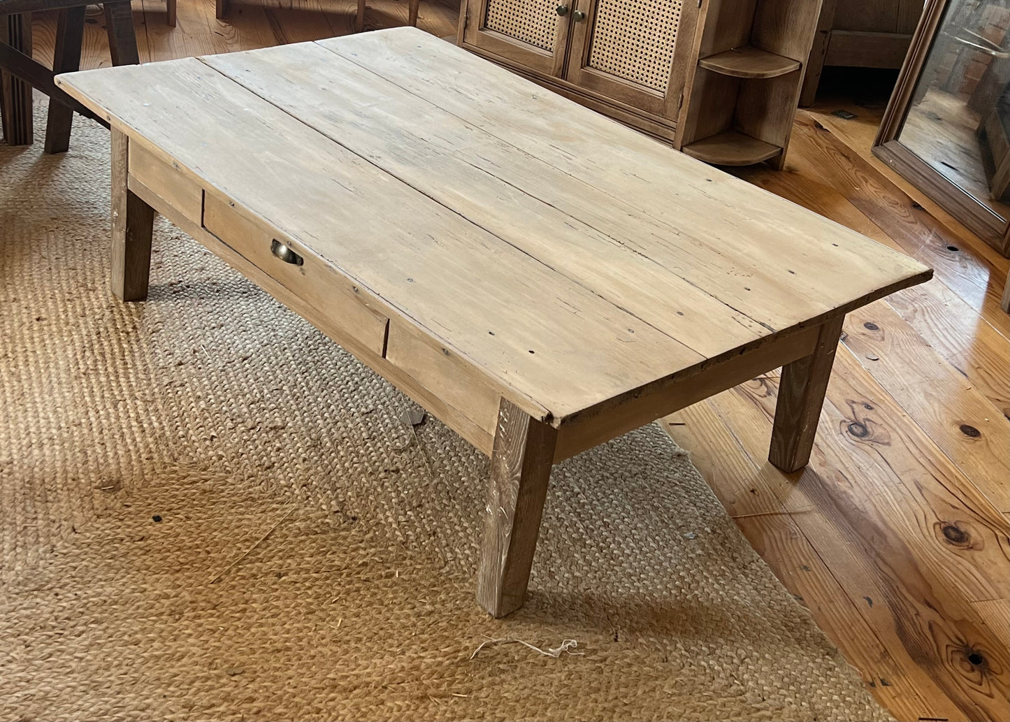 Grande table basse de ferme ancienne en bois massif brut 1 tiroir
