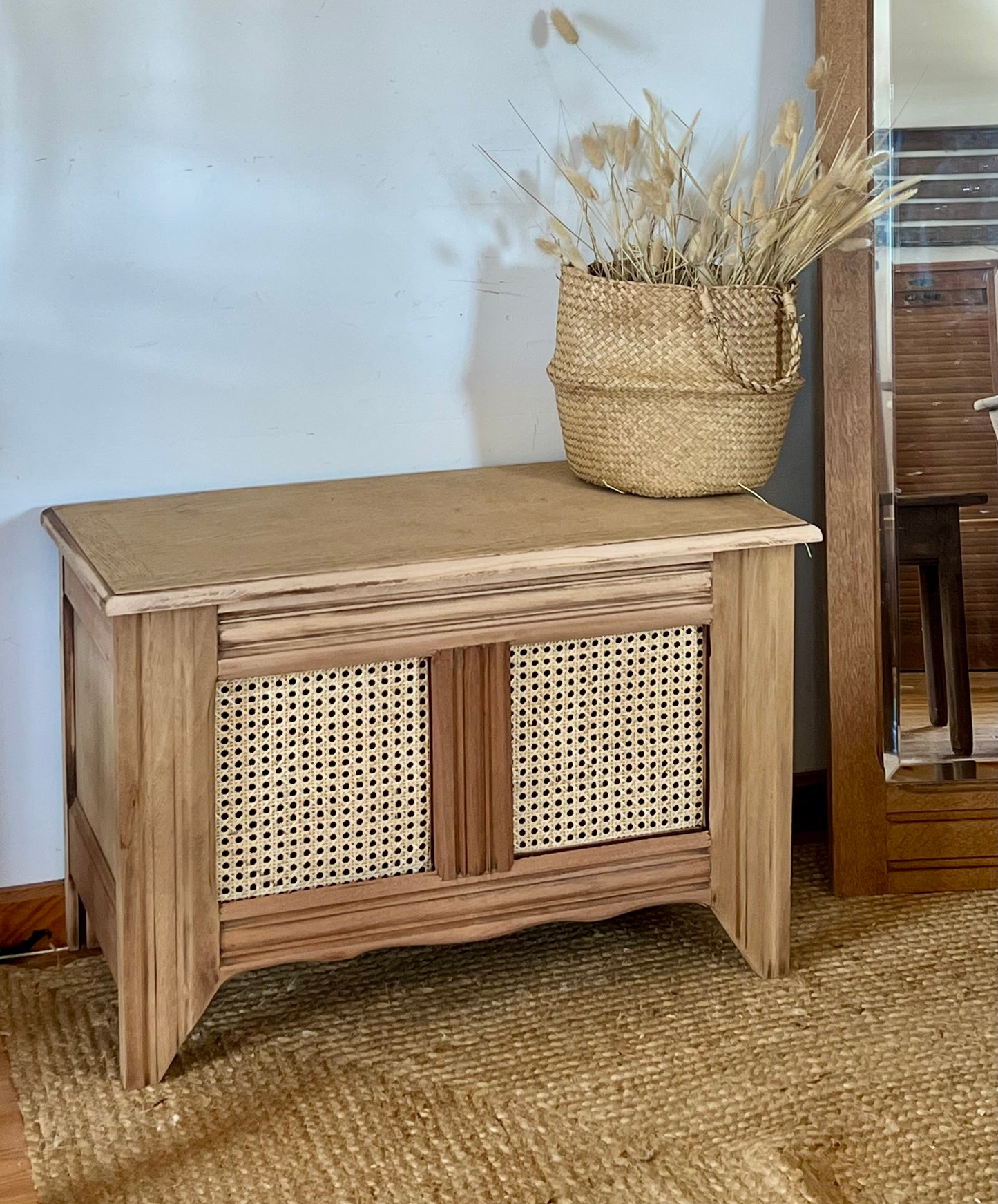 Banc coffre ancien en bois massif brut et cannage