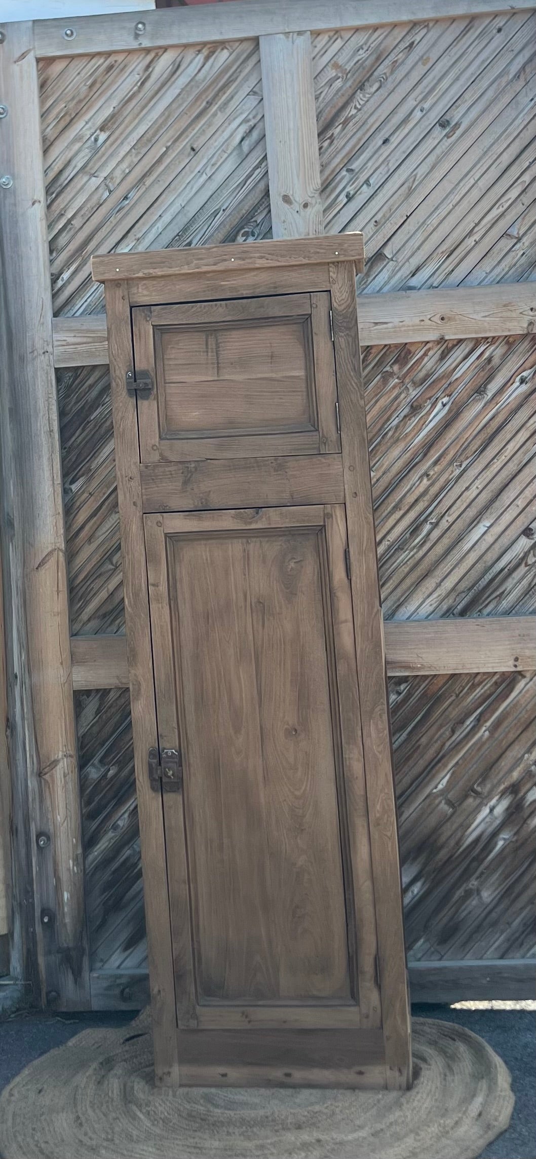 Armoire colonne étroite ancienne - bonnetière en chêne massif brut