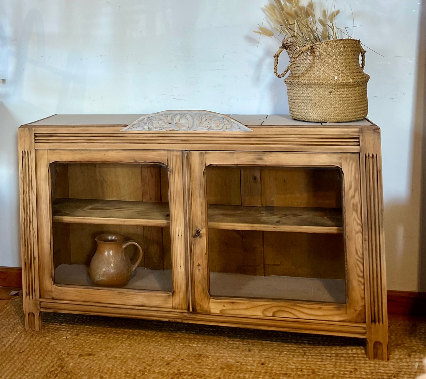 Buffet bas vitré ancien en bois massif brut et patine lin : meuble tv, d’entrée , vaisselier , bibliothèque…