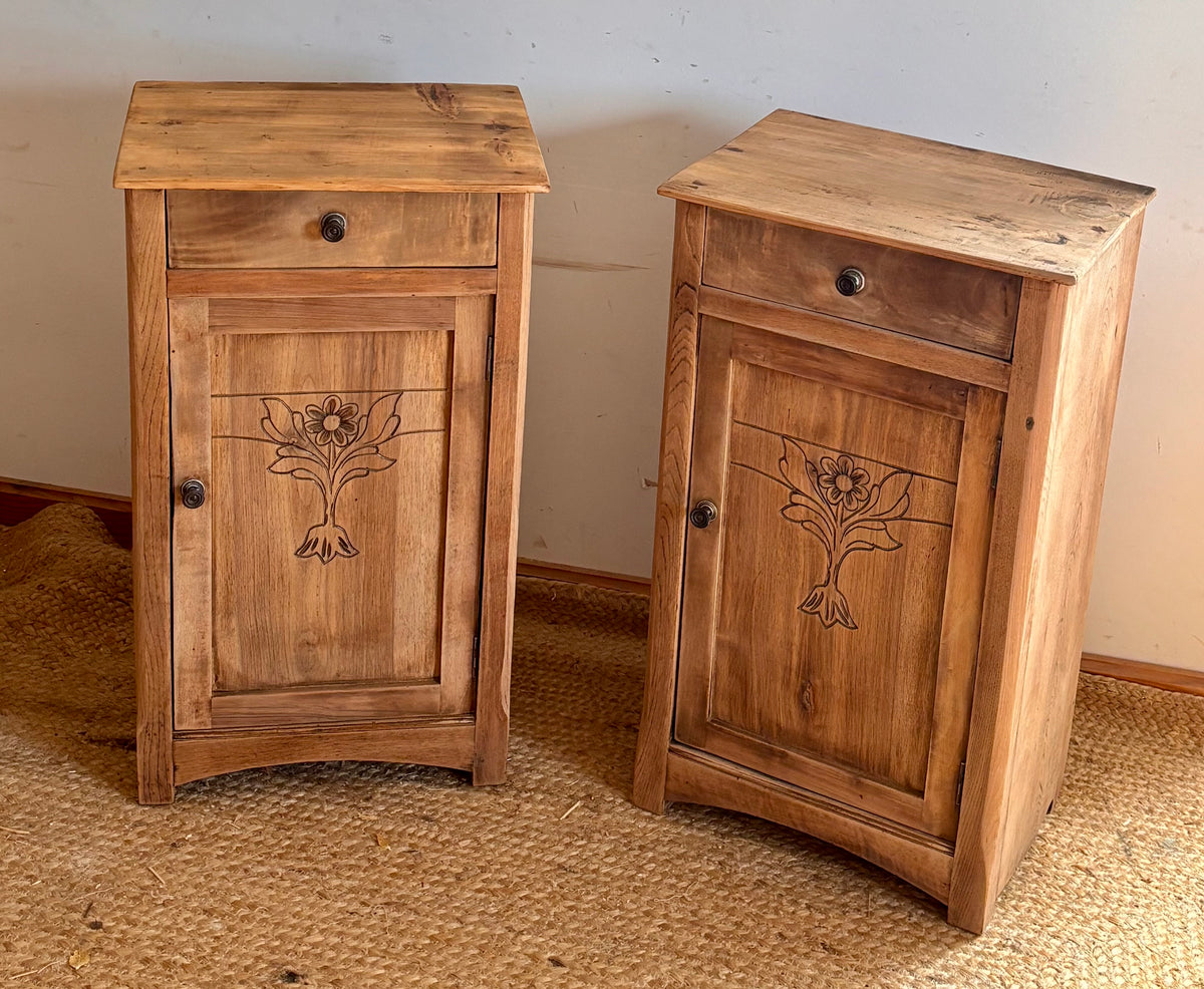 Paire de chevets anciens / tables de nuit en bois massif brut