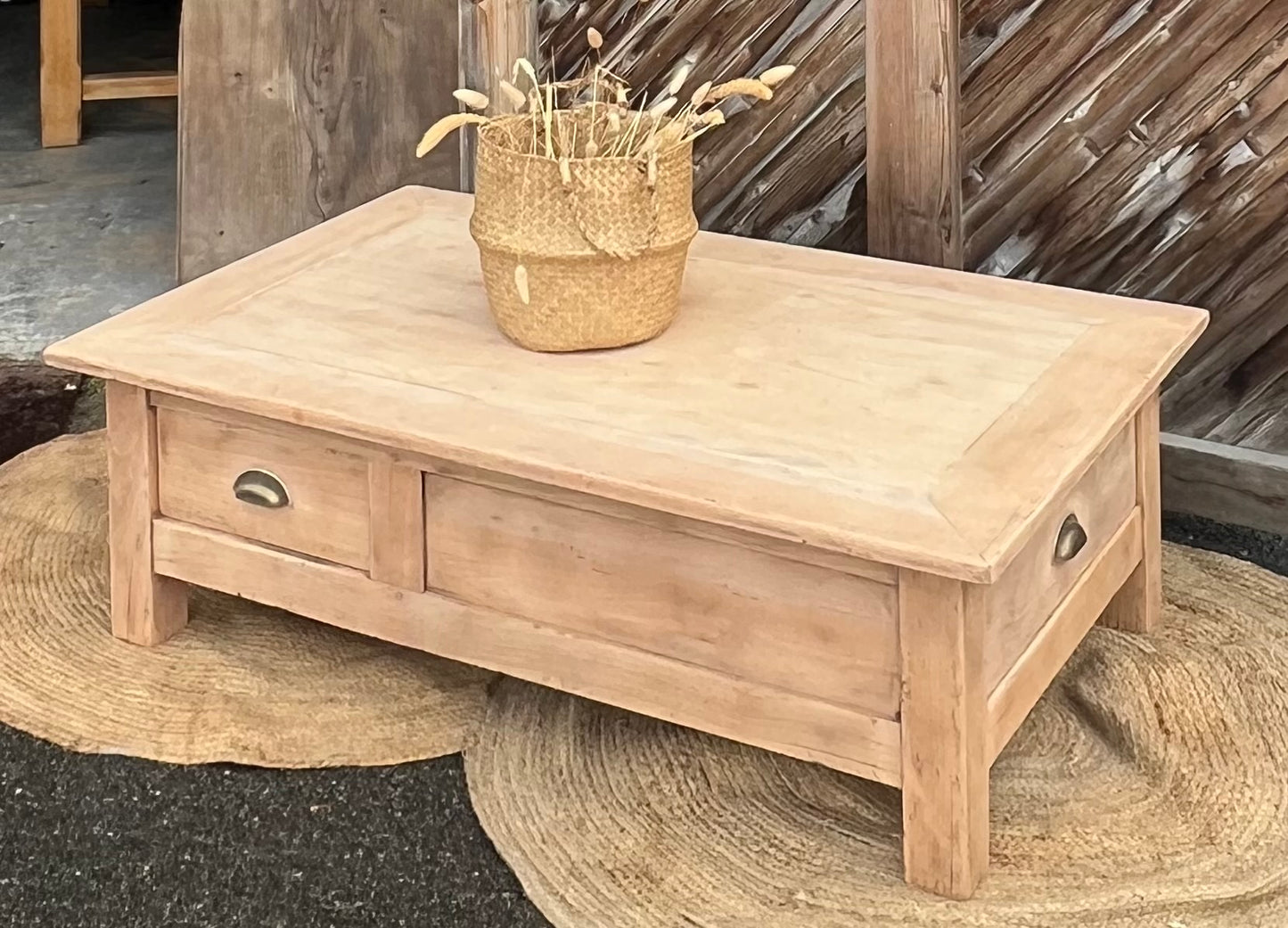 Grande table basse rénovée en bois brut 2 tiroirs