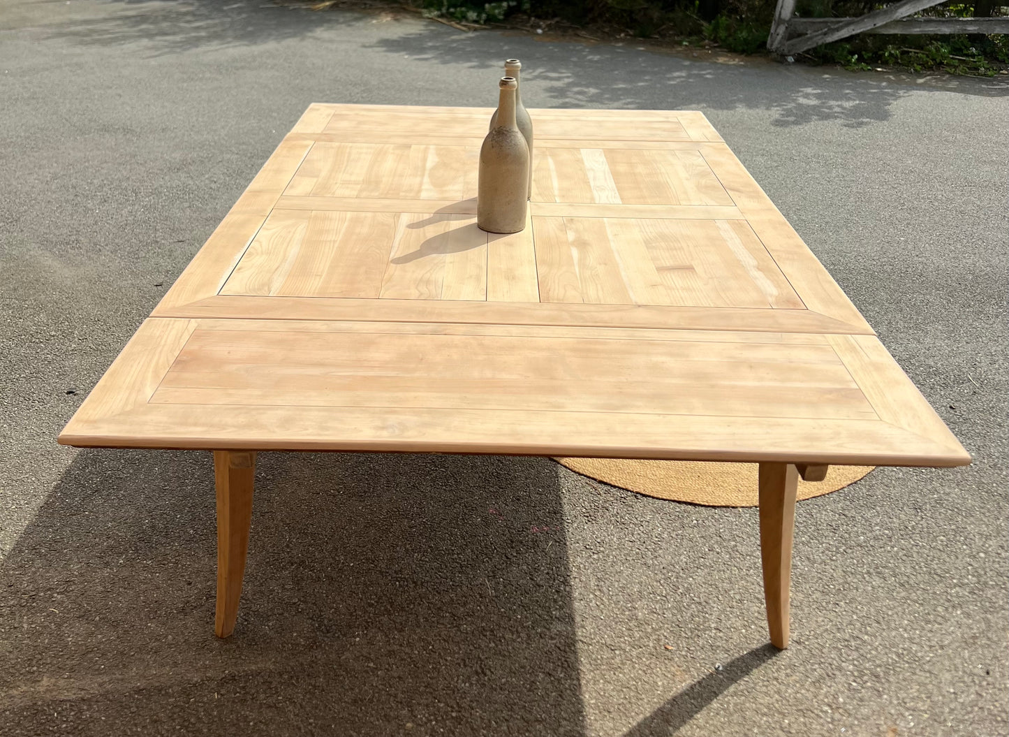 Grande table familiale carrée + 2 rallonges rénovée en bois massif brut