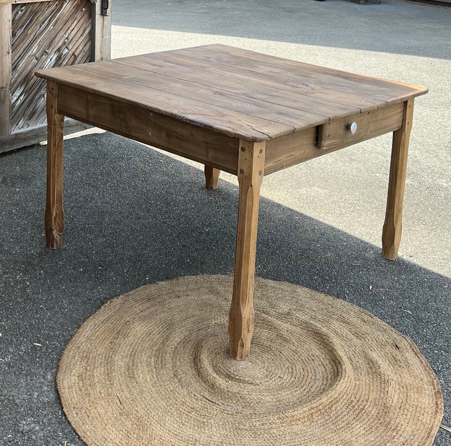 Grande table de ferme carrée ancienne en chêne massif brut