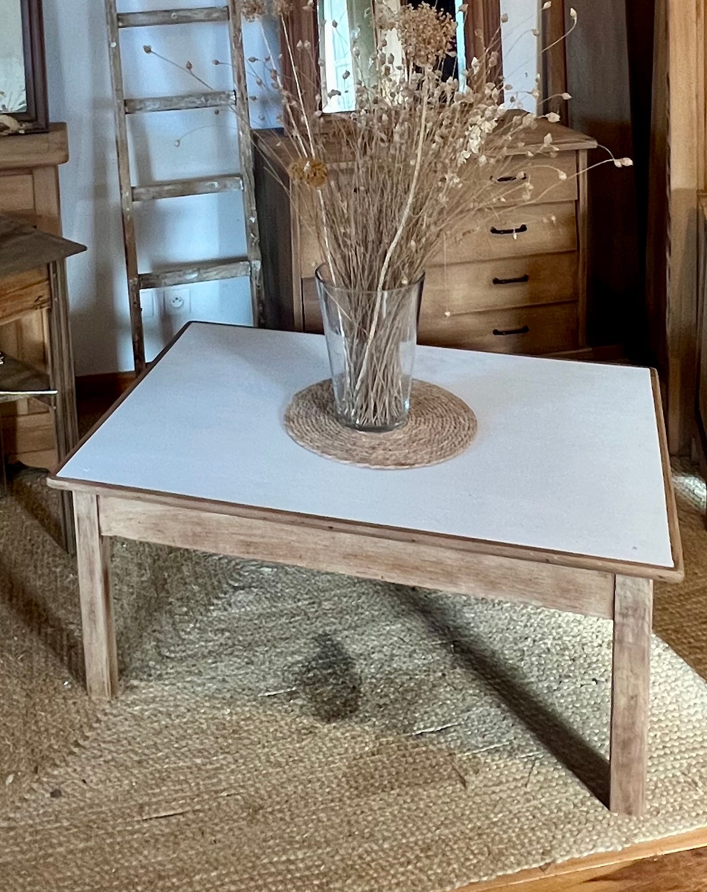 Table basse ancienne en chêne brut et lin