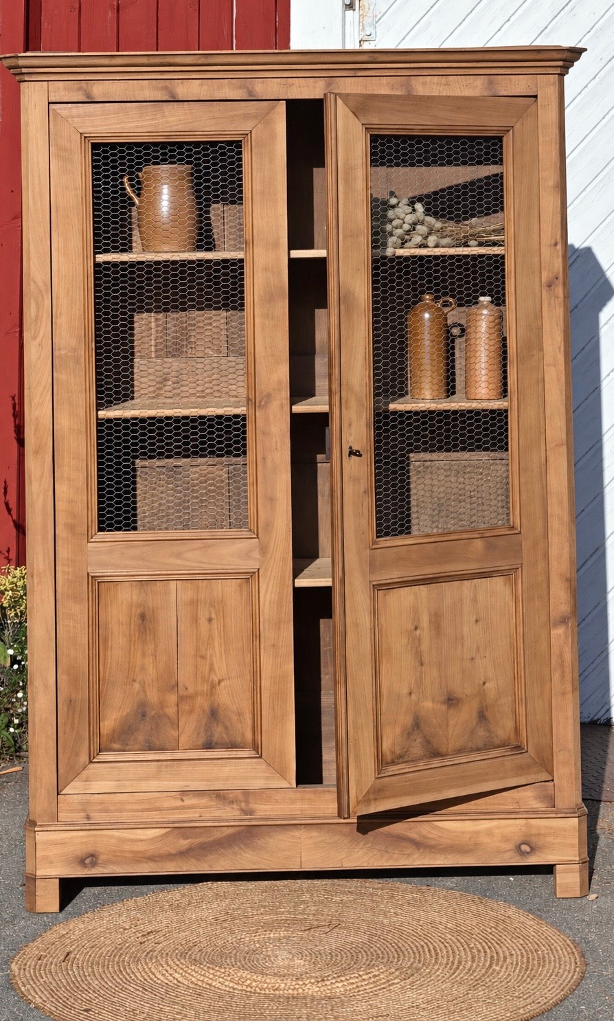 Armoire étroite ancienne : vaisselier bibliothèque en bois massif brut
