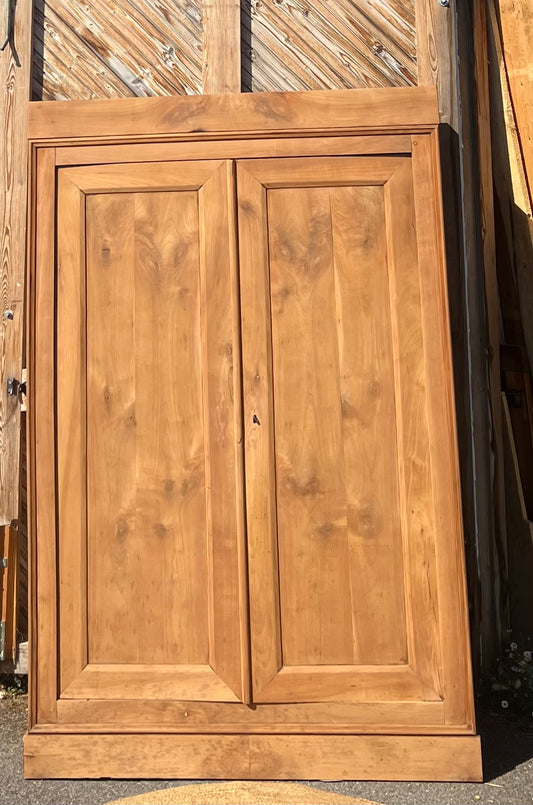 Grande armoire ancienne en bois massif brut : penderie