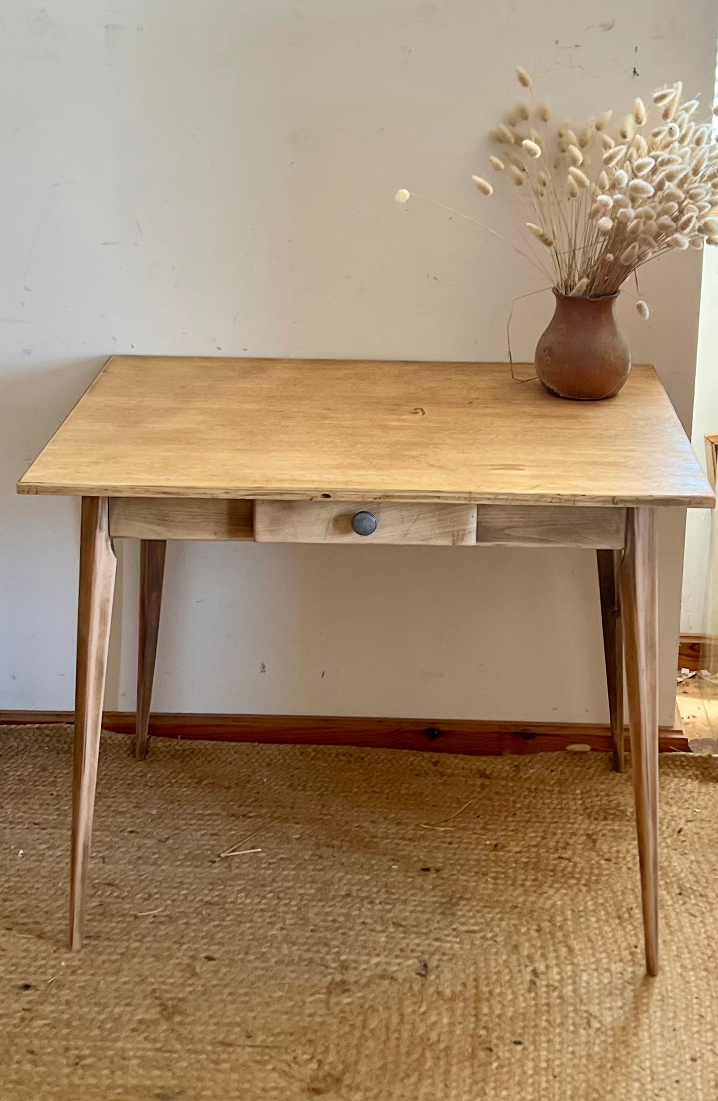 Bureau vintage ancien en bois brut - pieds fuseaux