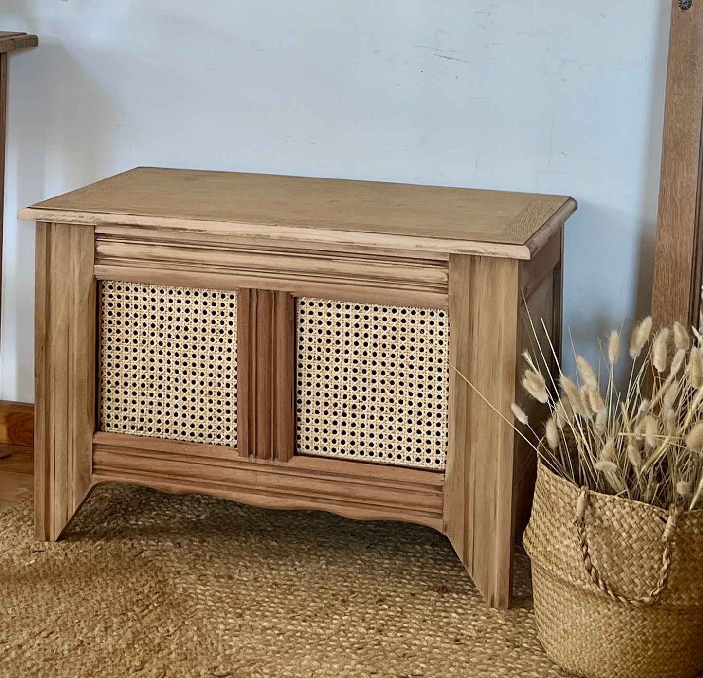 Banc coffre ancien en bois massif brut et cannage