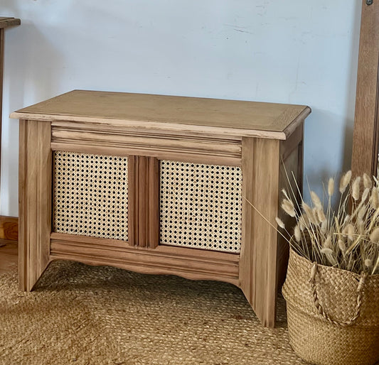 Banc coffre ancien en bois massif brut et cannage