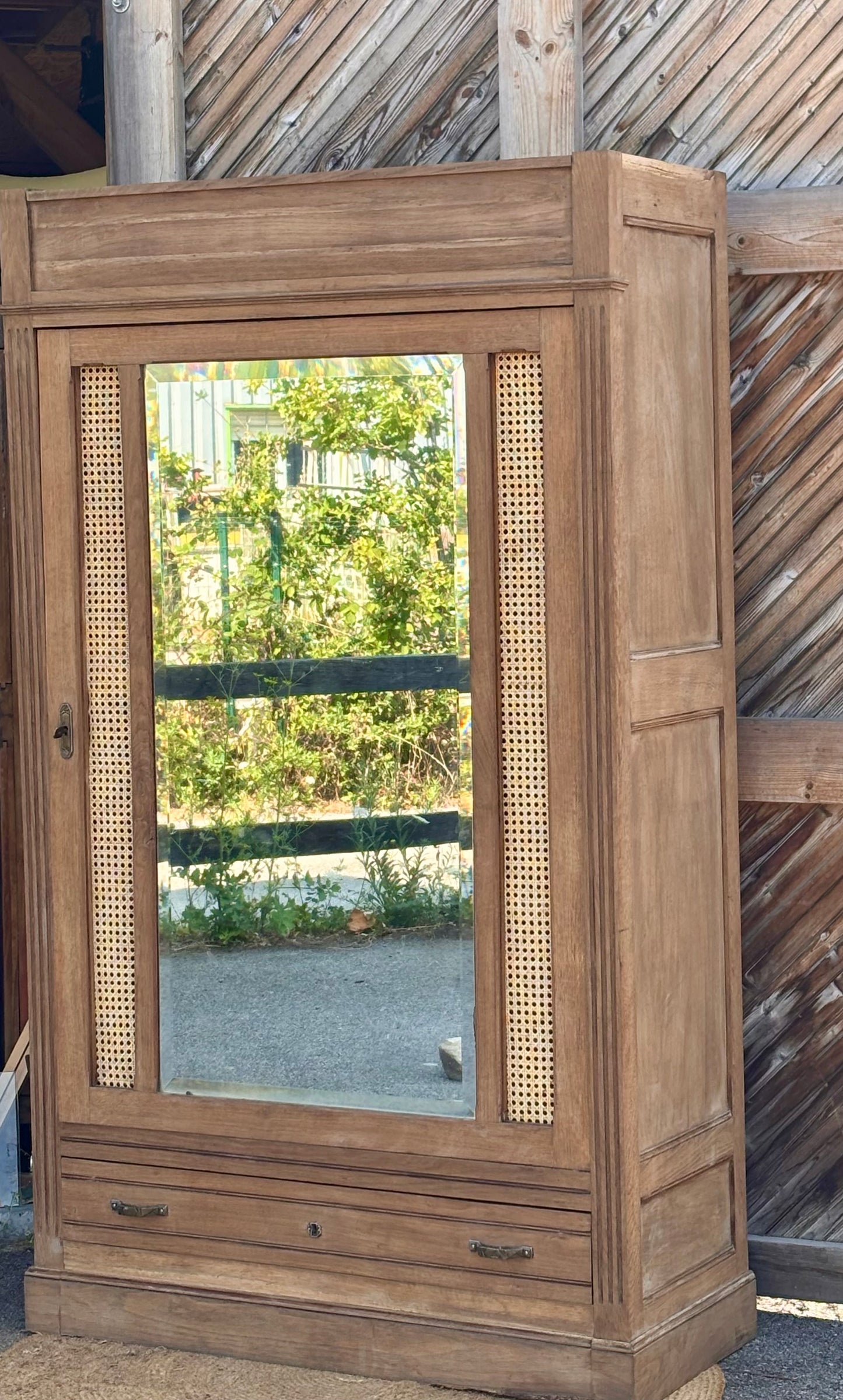 Armoire ancienne en chêne massif brut et cannage