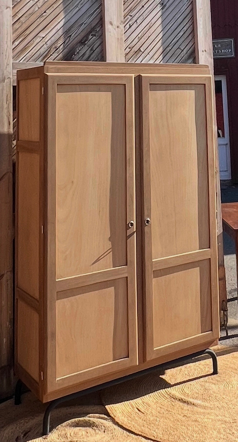 Armoire d’école vintage en bois brut