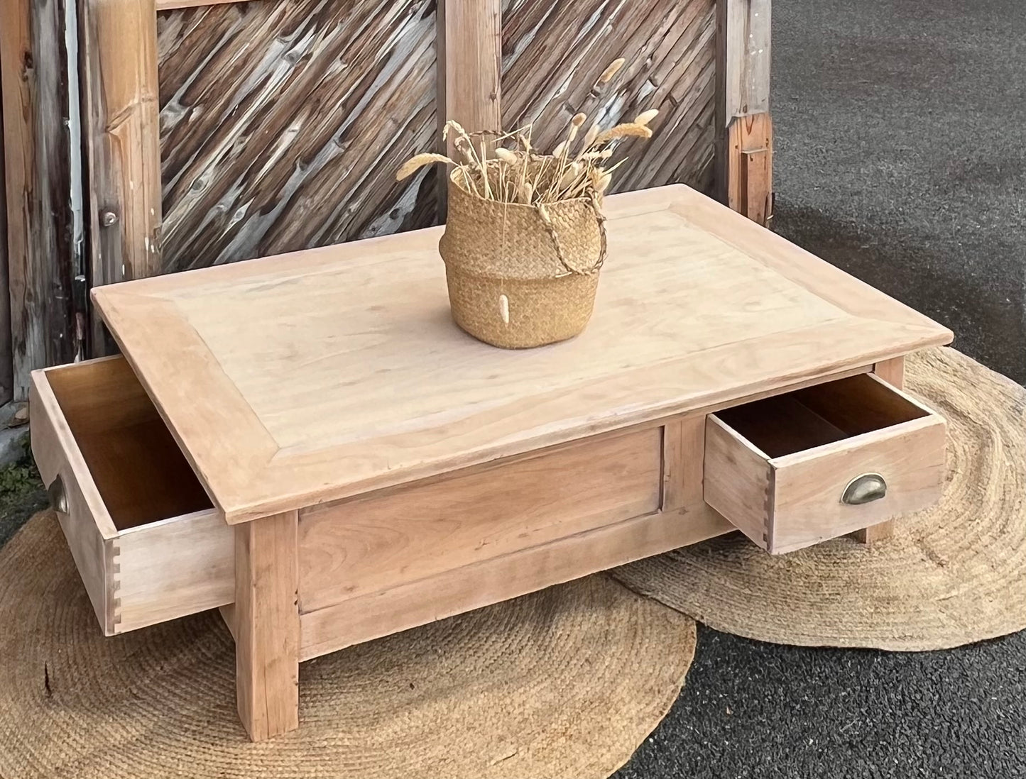 Grande table basse rénovée en bois brut 2 tiroirs