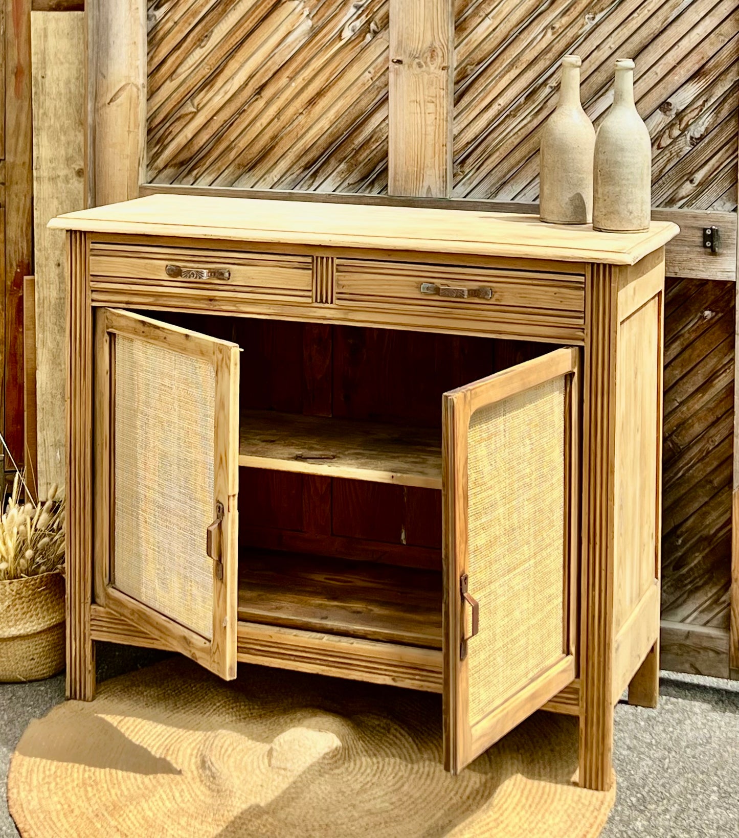 Buffet parisien ancien en bois massif brut et cannage naturel