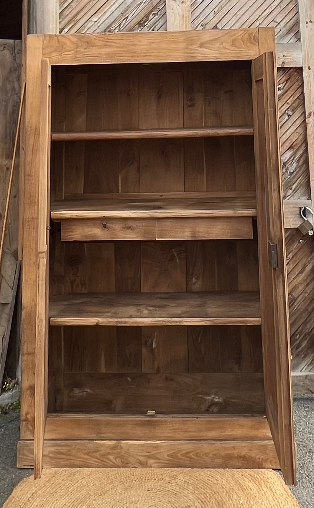 Armoire ancienne en bois massif brut esprit campagne chic