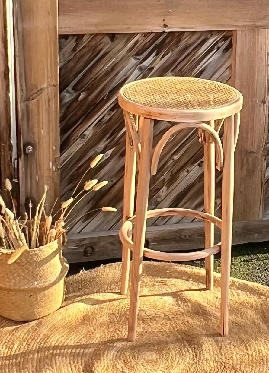 Tabouret haut / tabouret de bar en bois massif brut et cannage