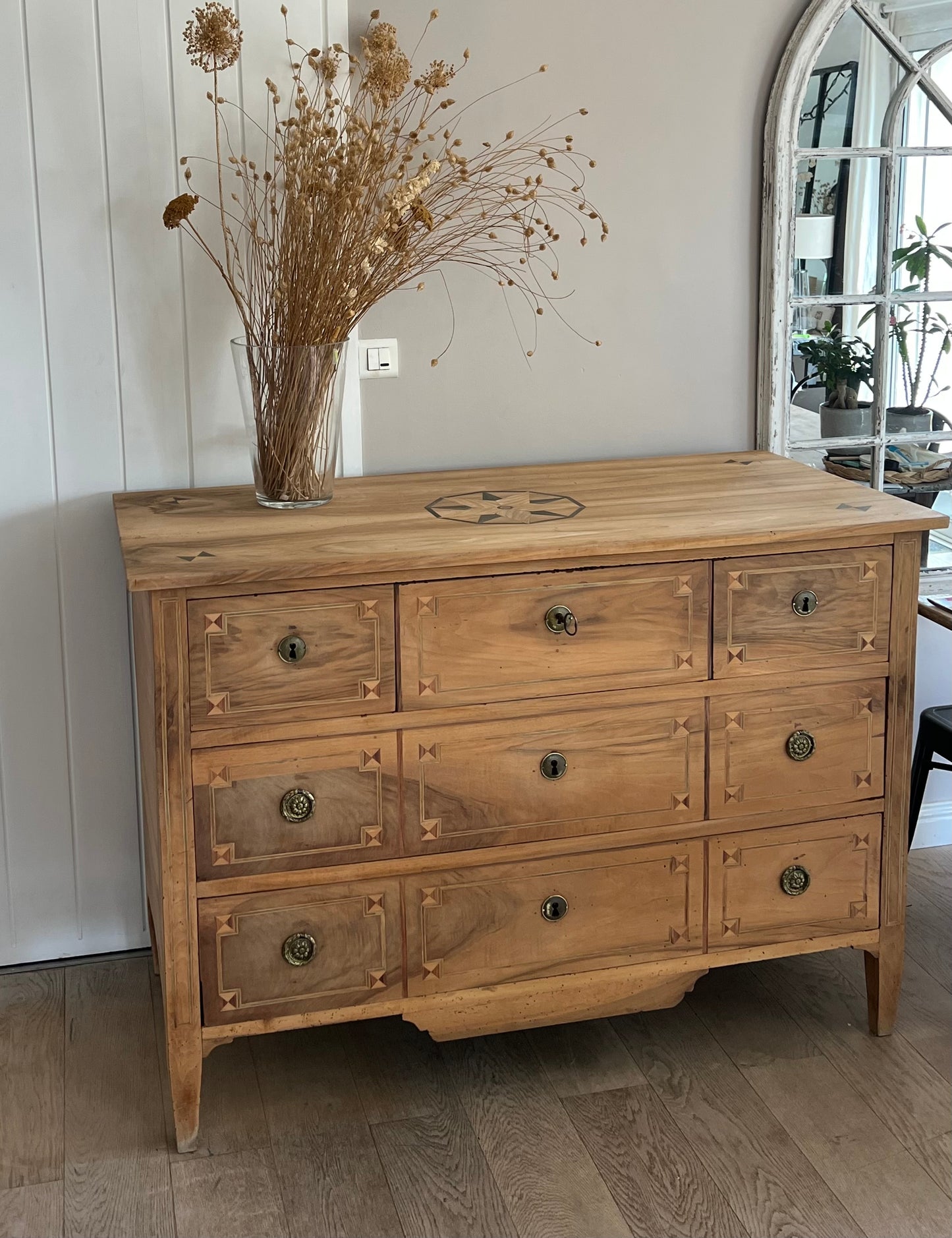 Grande commode ancienne marquetée en bois massif brut