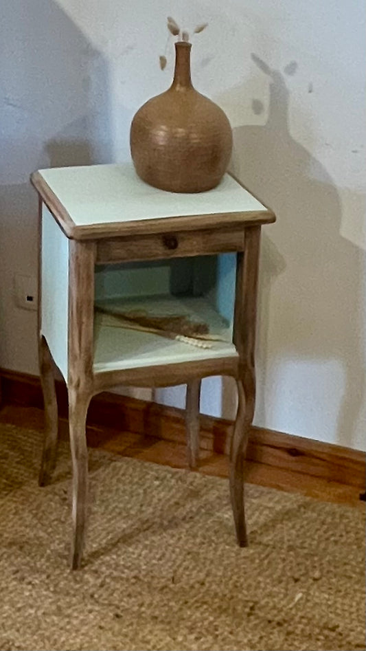 Chevet ancien en chêne brut et vert amande