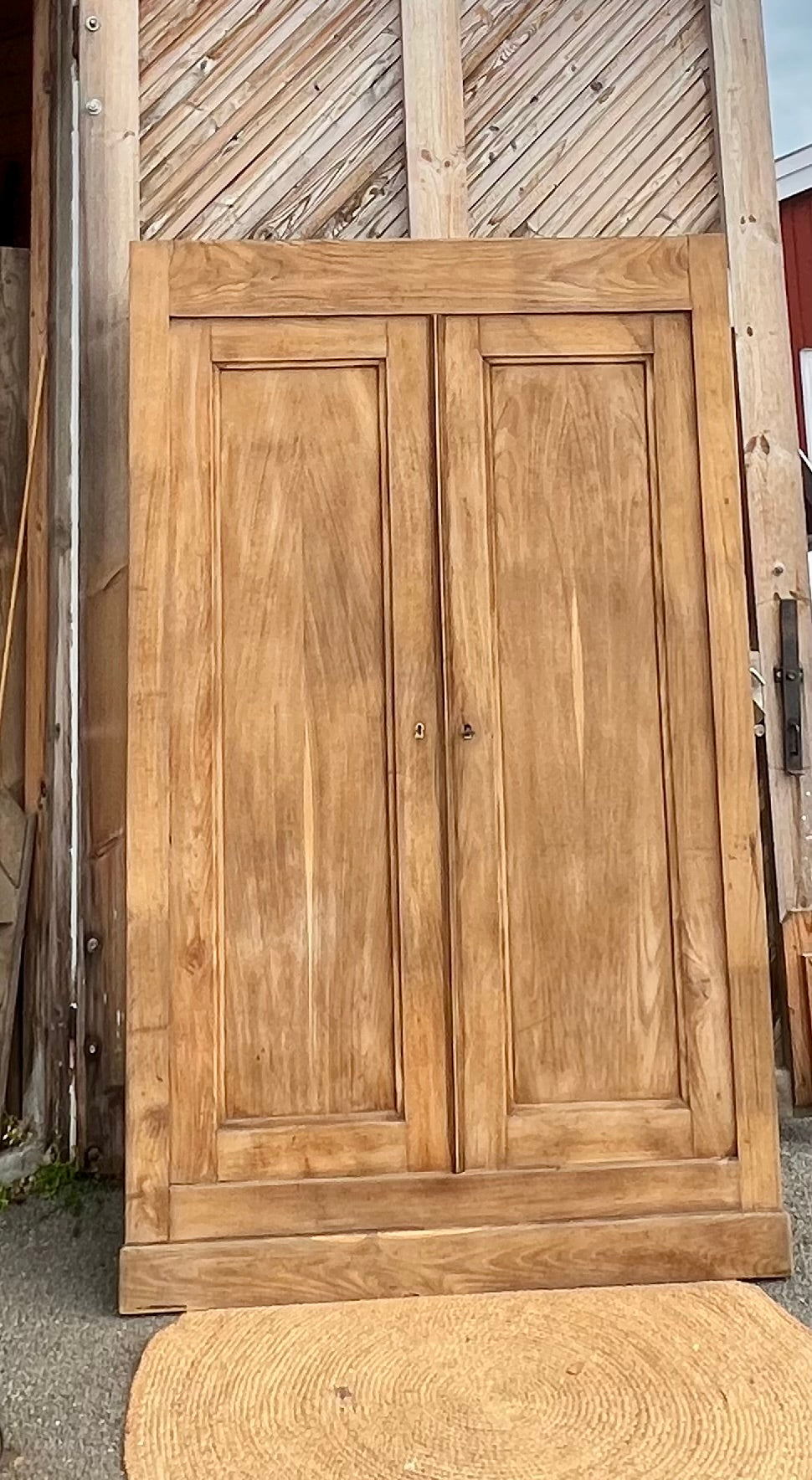 Armoire ancienne en bois massif brut esprit campagne chic