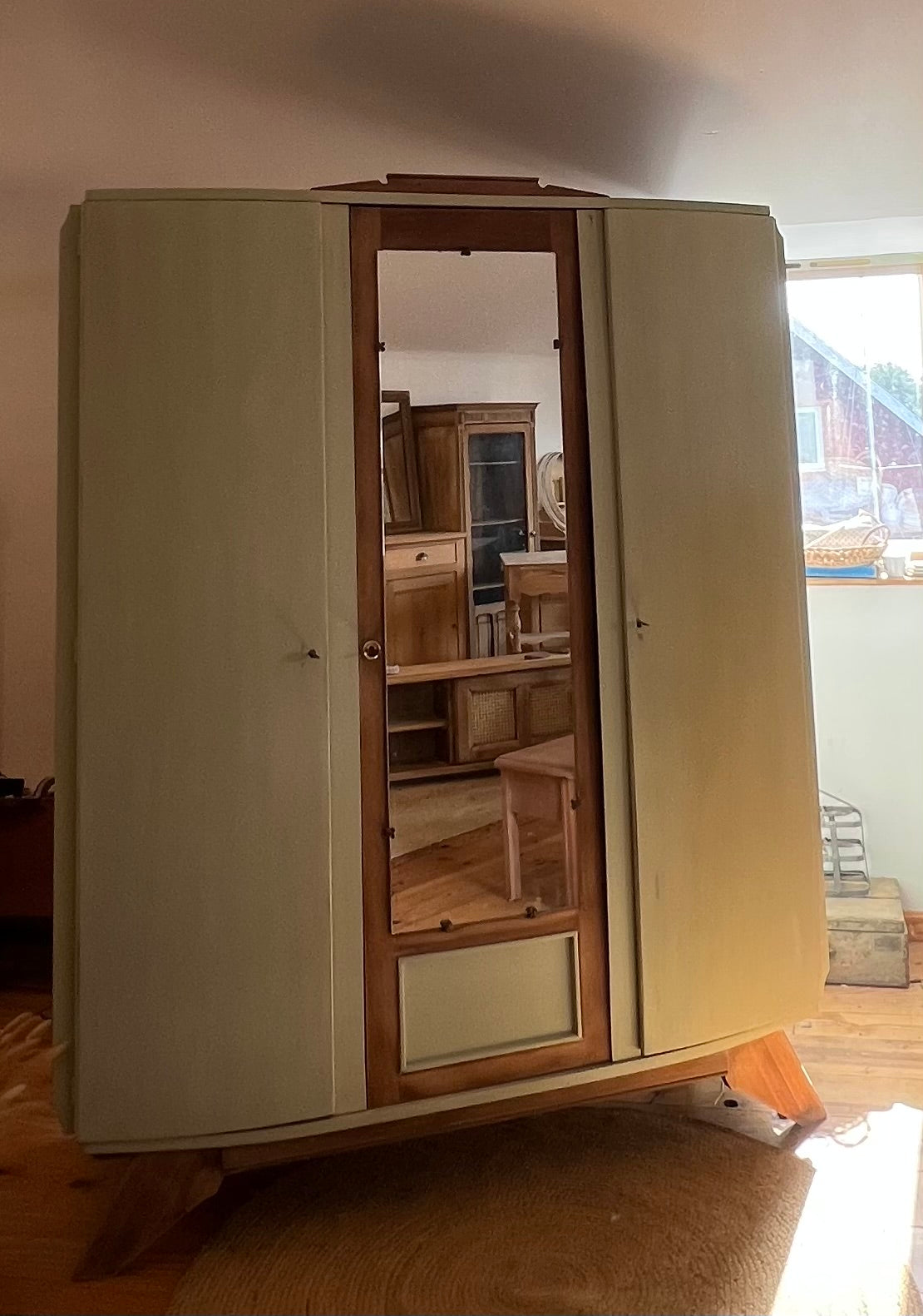 Armoire ancienne vintage en chêne massif brut et patiné vert amande