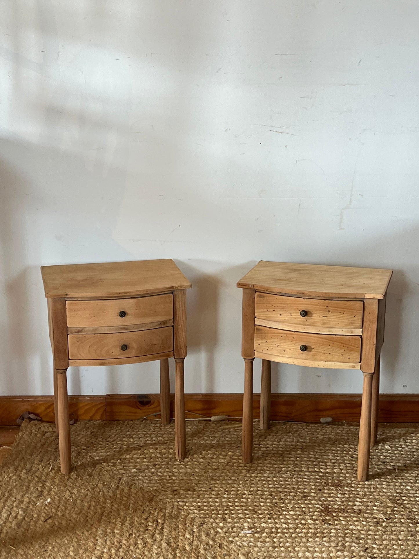 Reservee - Paire de chevets anciens / tables de nuit en bois brut