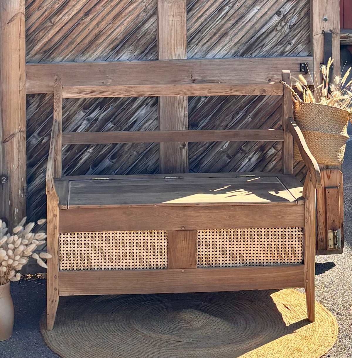 Banc coffre ancien en chêne massif brut et cannage