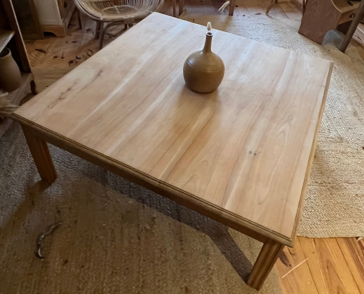 Grande table basse carrée ancienne en bois massif brut