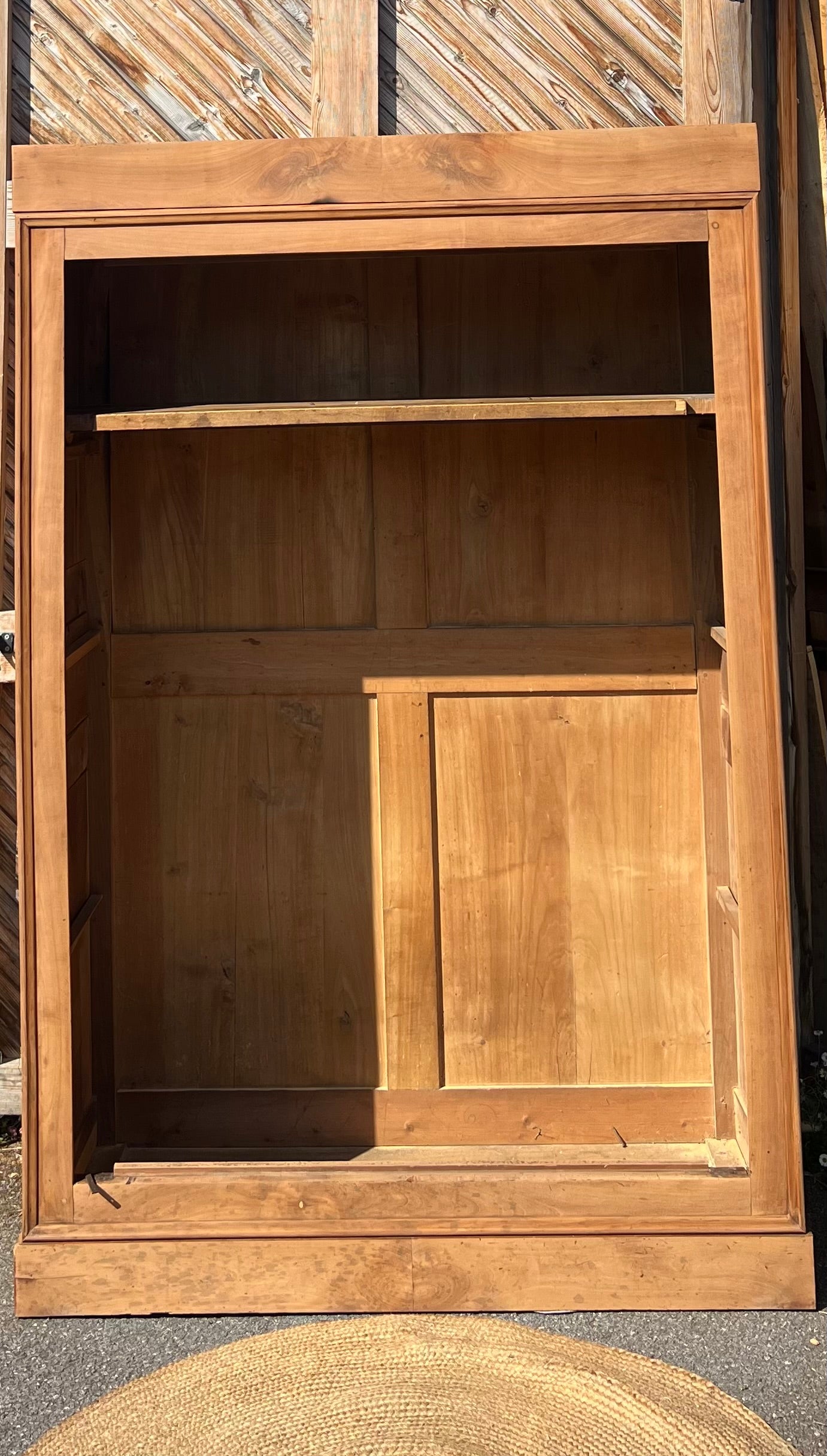 Grande armoire ancienne en bois massif brut : penderie